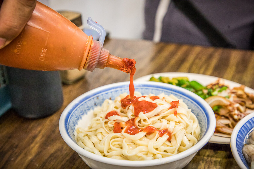 宜蘭縣羅東鎮羅東帝爺廟口喥咕麵｜據說排隊會等到打磕睡的乾拌麵，餛飩魚丸湯必點！