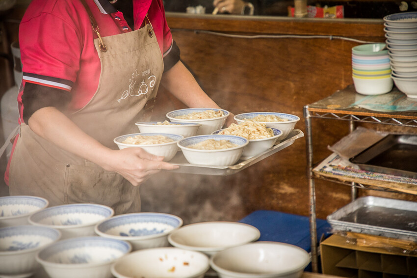宜蘭縣羅東鎮羅東帝爺廟口喥咕麵｜據說排隊會等到打磕睡的乾拌麵，餛飩魚丸湯必點！
