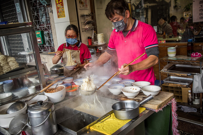 宜蘭縣羅東鎮羅東帝爺廟口喥咕麵｜據說排隊會等到打磕睡的乾拌麵，餛飩魚丸湯必點！