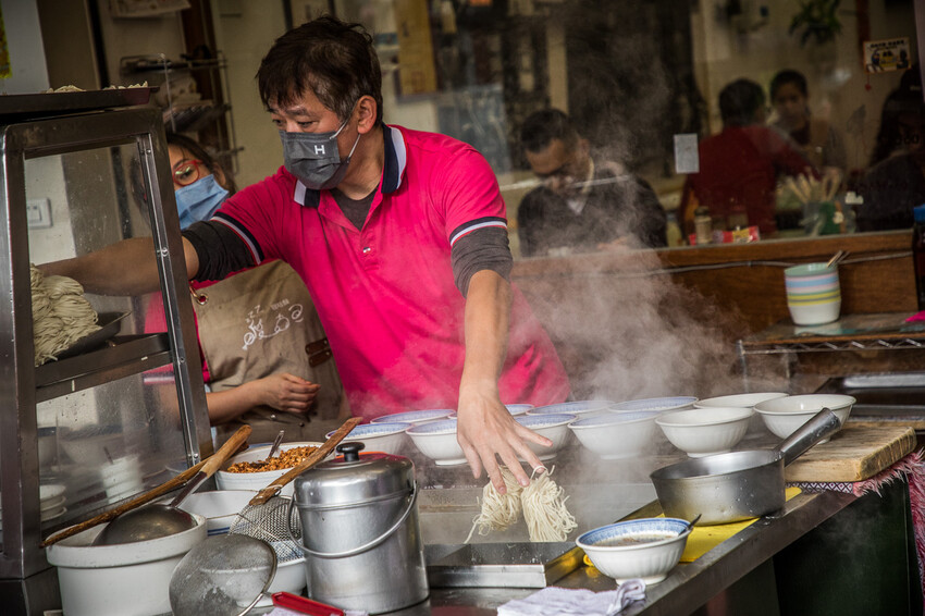 宜蘭縣羅東鎮羅東帝爺廟口喥咕麵｜據說排隊會等到打磕睡的乾拌麵，餛飩魚丸湯必點！