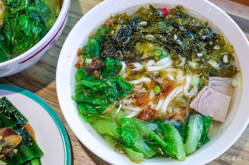 請筆記，超好吃又好看的雞腿飯只要100元超推薦！手工餛飩也很強～