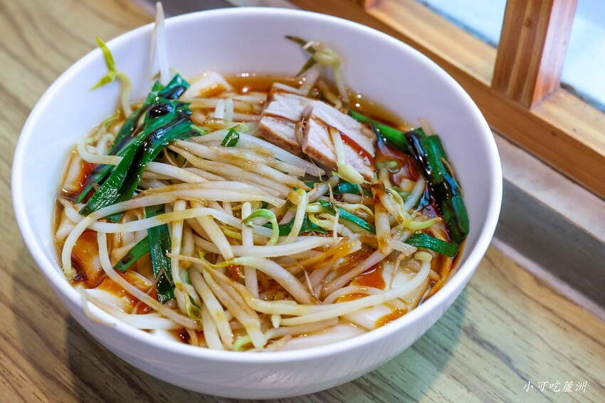 請筆記，超好吃又好看的雞腿飯只要100元超推薦！手工餛飩也很強～