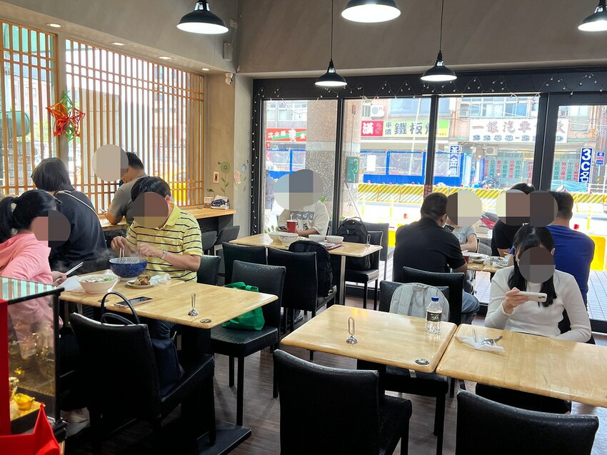 請筆記，超好吃又好看的雞腿飯只要100元超推薦！手工餛飩也很強～