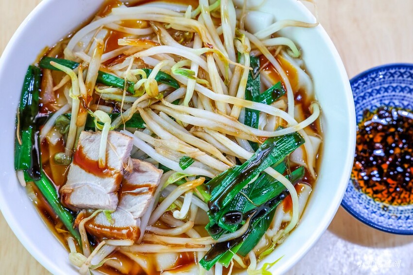 請筆記，超好吃又好看的雞腿飯只要100元超推薦！手工餛飩也很強～