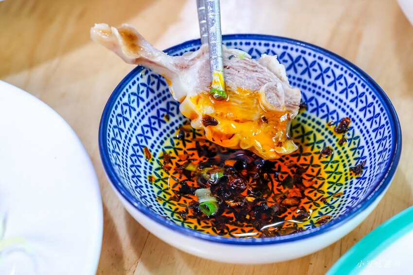 請筆記，超好吃又好看的雞腿飯只要100元超推薦！手工餛飩也很強～