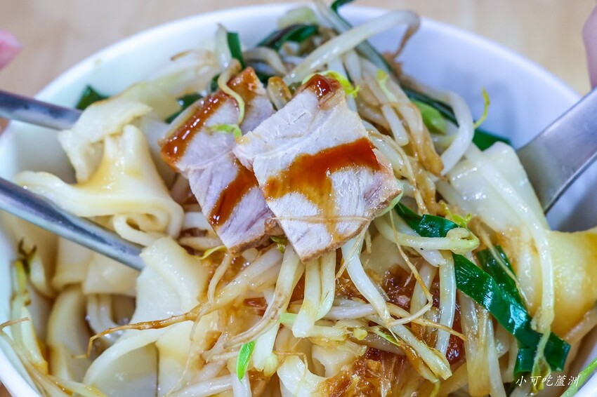 請筆記，超好吃又好看的雞腿飯只要100元超推薦！手工餛飩也很強～