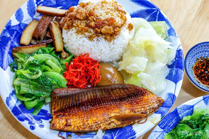 請筆記，超好吃又好看的雞腿飯只要100元超推薦！手工餛飩也很強～