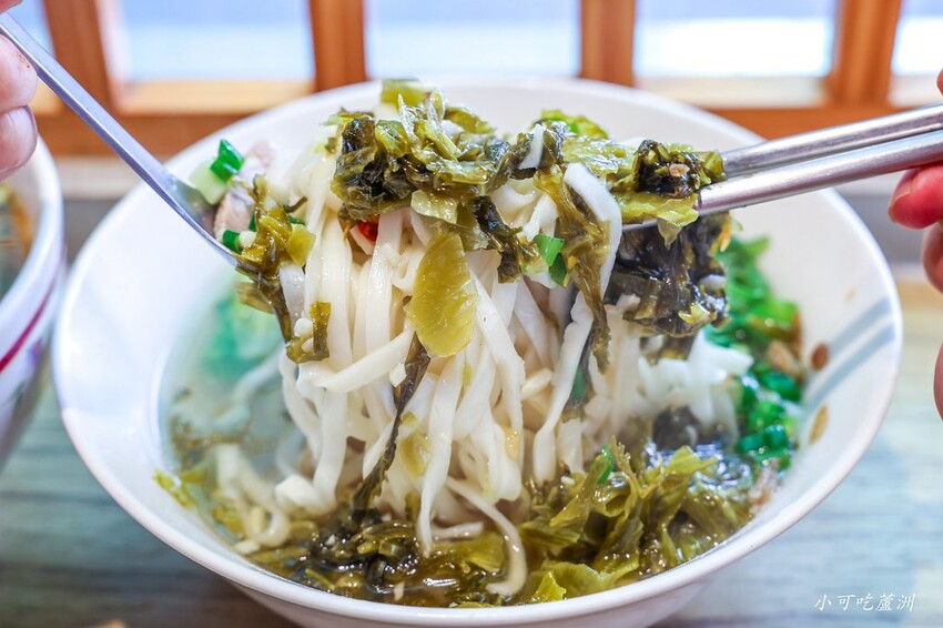 請筆記，超好吃又好看的雞腿飯只要100元超推薦！手工餛飩也很強～