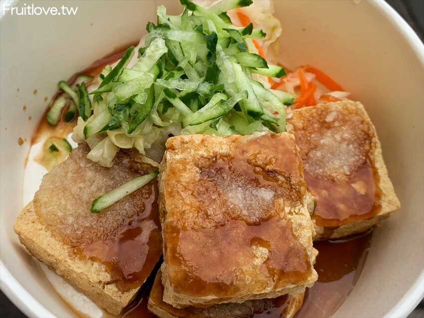 阿華臭豆腐⟩南投草屯美食小吃，香酥鮮嫩的臭豆腐，除了傳統還有創意口味可以選擇 @果果愛Fruitlove