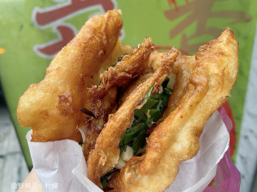 礁溪龍潭美食》新鮮蔥花灑滿滿【日香炸彈蔥油餅】招待免費紅茶喝