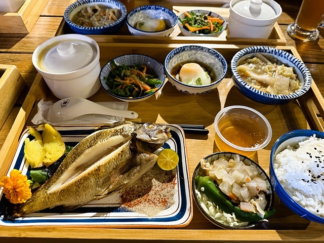 2025在地海味與文青風格的交會,二漁咖啡-鮮魚定食、中興文 2025在地海味與文青風格的交會,二漁咖啡-鮮魚定食、中興文