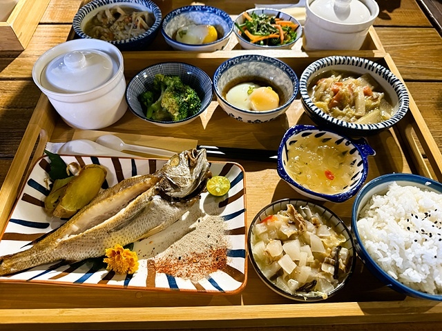 2025在地海味與文青風格的交會,二漁咖啡-鮮魚定食、中興文 2025在地海味與文青風格的交會,二漁咖啡-鮮魚定食、中興文