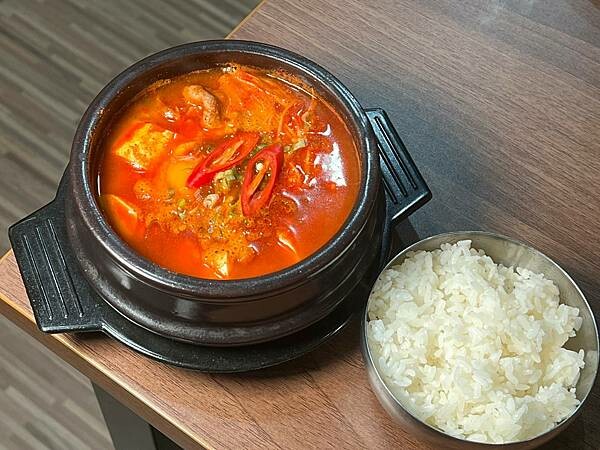 (安平美食)庫霸豬肉湯飯~台南最好吃韓國料理推薦!鮮甜道地豬