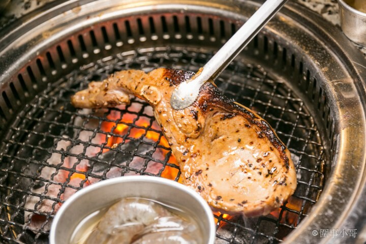 Oh Yaki 日式精緻炭火燒肉，桃園中壢燒肉吃到飽-家人朋友聚餐的好選擇！699以上套餐再加77元就可以啤酒跟沙瓦暢飲！請注意開車不喝酒喝酒不開車（邀約 @圍事小哥的幸福相框