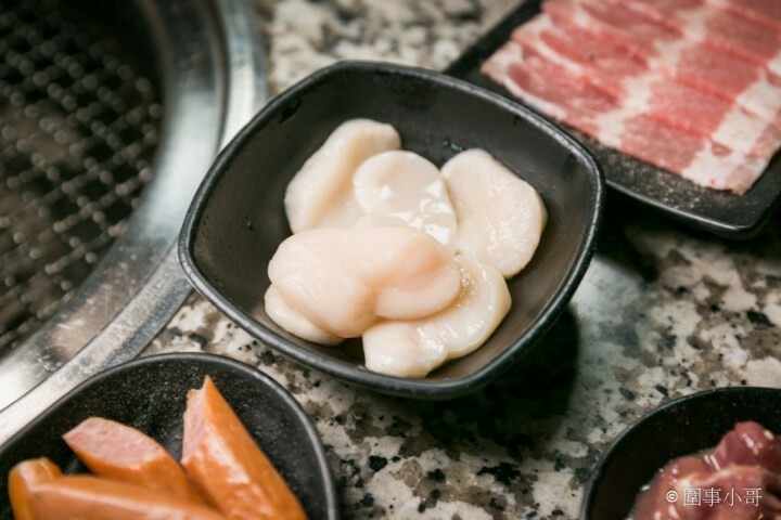 Oh Yaki 日式精緻炭火燒肉，桃園中壢燒肉吃到飽-家人朋友聚餐的好選擇！699以上套餐再加77元就可以啤酒跟沙瓦暢飲！請注意開車不喝酒喝酒不開車（邀約 @圍事小哥的幸福相框