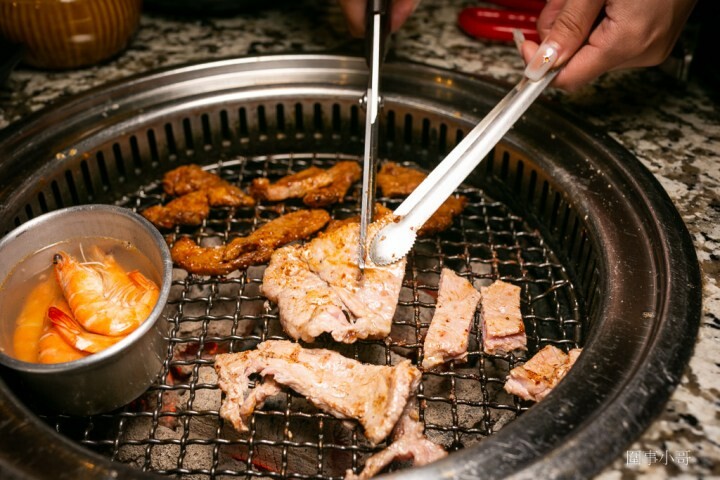 Oh Yaki 日式精緻炭火燒肉，桃園中壢燒肉吃到飽-家人朋友聚餐的好選擇！699以上套餐再加77元就可以啤酒跟沙瓦暢飲！請注意開車不喝酒喝酒不開車（邀約 @圍事小哥的幸福相框