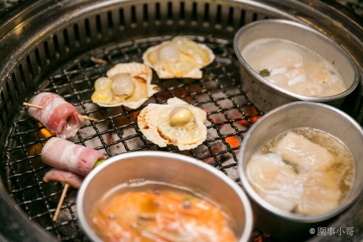 Oh Yaki 日式精緻炭火燒肉，桃園中壢燒肉吃到飽-家人朋友聚餐的好選擇！699以上套餐再加77元就可以啤酒跟沙瓦暢飲！請注意開車不喝酒喝酒不開車（邀約 @圍事小哥的幸福相框