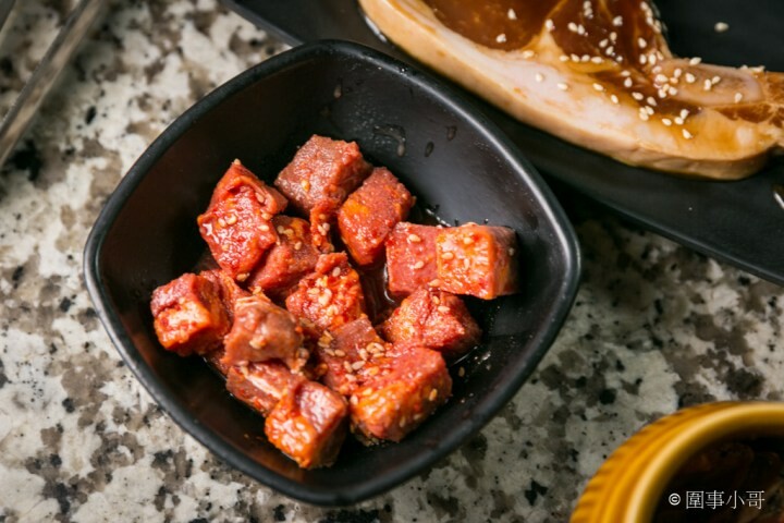 Oh Yaki 日式精緻炭火燒肉，桃園中壢燒肉吃到飽-家人朋友聚餐的好選擇！699以上套餐再加77元就可以啤酒跟沙瓦暢飲！請注意開車不喝酒喝酒不開車（邀約 @圍事小哥的幸福相框