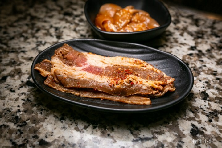 Oh Yaki 日式精緻炭火燒肉，桃園中壢燒肉吃到飽-家人朋友聚餐的好選擇！699以上套餐再加77元就可以啤酒跟沙瓦暢飲！請注意開車不喝酒喝酒不開車（邀約 @圍事小哥的幸福相框