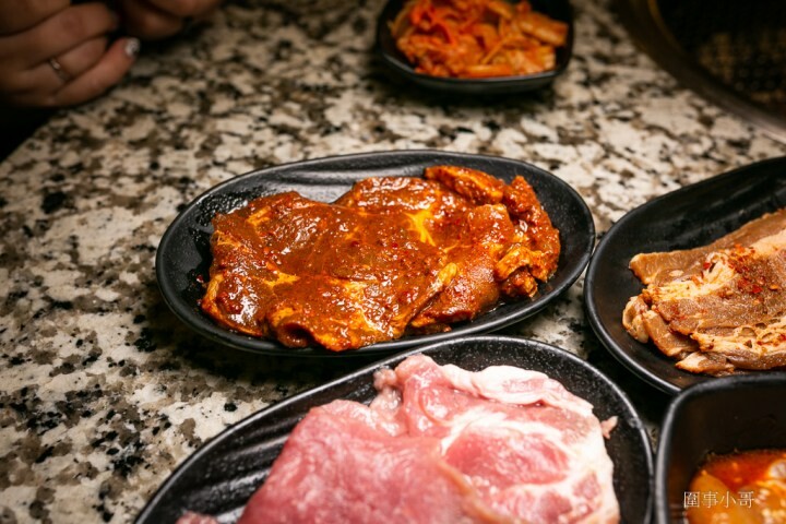 Oh Yaki 日式精緻炭火燒肉，桃園中壢燒肉吃到飽-家人朋友聚餐的好選擇！699以上套餐再加77元就可以啤酒跟沙瓦暢飲！請注意開車不喝酒喝酒不開車（邀約 @圍事小哥的幸福相框