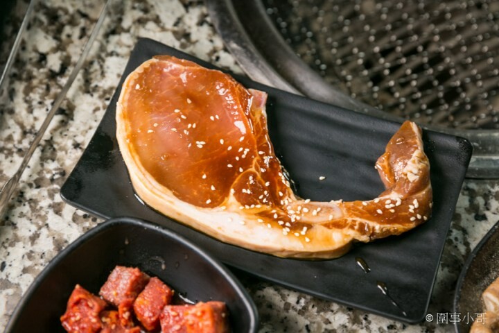 Oh Yaki 日式精緻炭火燒肉，桃園中壢燒肉吃到飽-家人朋友聚餐的好選擇！699以上套餐再加77元就可以啤酒跟沙瓦暢飲！請注意開車不喝酒喝酒不開車（邀約 @圍事小哥的幸福相框