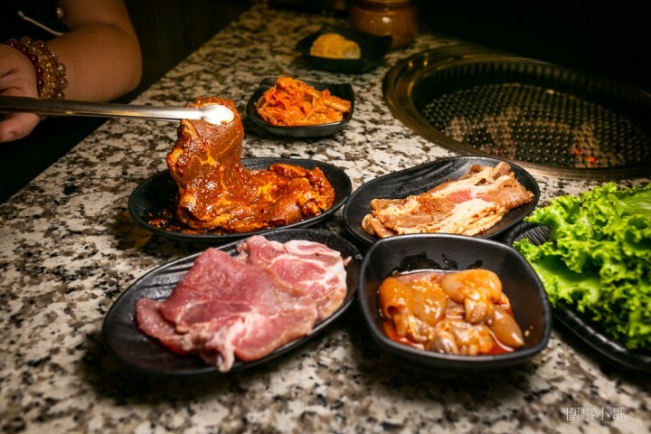 Oh Yaki 日式精緻炭火燒肉，桃園中壢燒肉吃到飽-家人朋友聚餐的好選擇！699以上套餐再加77元就可以啤酒跟沙瓦暢飲！請注意開車不喝酒喝酒不開車（邀約 @圍事小哥的幸福相框