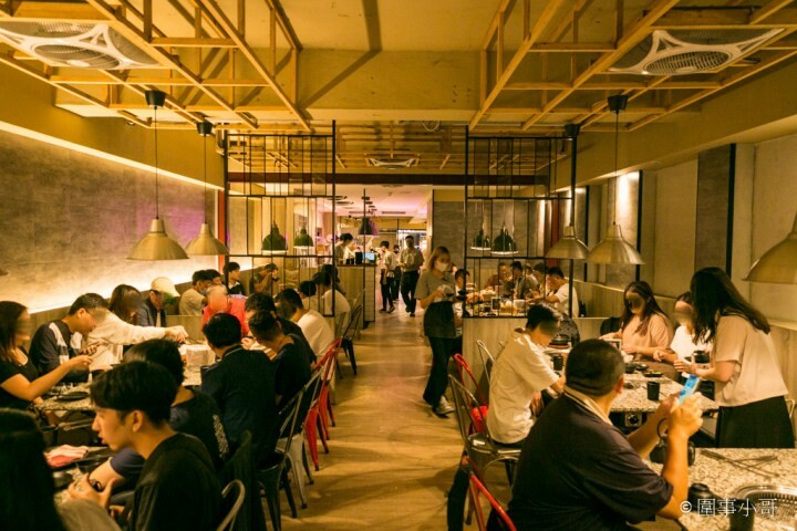 Oh Yaki 日式精緻炭火燒肉，桃園中壢燒肉吃到飽-家人朋友聚餐的好選擇！699以上套餐再加77元就可以啤酒跟沙瓦暢飲！請注意開車不喝酒喝酒不開車（邀約 @圍事小哥的幸福相框