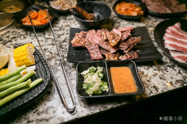 Oh Yaki 日式精緻炭火燒肉，桃園中壢燒肉吃到飽-家人朋友聚餐的好選擇！699以上套餐再加77元就可以啤酒跟沙瓦暢飲！請注意開車不喝酒喝酒不開車（邀約 @圍事小哥的幸福相框