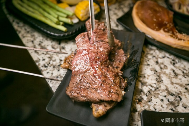 Oh Yaki 日式精緻炭火燒肉，桃園中壢燒肉吃到飽-家人朋友聚餐的好選擇！699以上套餐再加77元就可以啤酒跟沙瓦暢飲！請注意開車不喝酒喝酒不開車（邀約 @圍事小哥的幸福相框