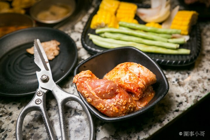 Oh Yaki 日式精緻炭火燒肉，桃園中壢燒肉吃到飽-家人朋友聚餐的好選擇！699以上套餐再加77元就可以啤酒跟沙瓦暢飲！請注意開車不喝酒喝酒不開車（邀約 @圍事小哥的幸福相框