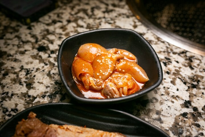 Oh Yaki 日式精緻炭火燒肉，桃園中壢燒肉吃到飽-家人朋友聚餐的好選擇！699以上套餐再加77元就可以啤酒跟沙瓦暢飲！請注意開車不喝酒喝酒不開車（邀約 @圍事小哥的幸福相框