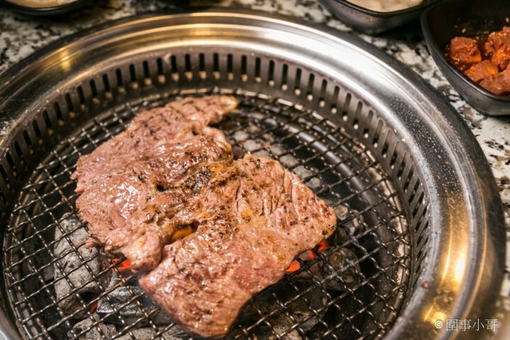 Oh Yaki 日式精緻炭火燒肉，桃園中壢燒肉吃到飽-家人朋友聚餐的好選擇！699以上套餐再加77元就可以啤酒跟沙瓦暢飲！請注意開車不喝酒喝酒不開車（邀約 @圍事小哥的幸福相框
