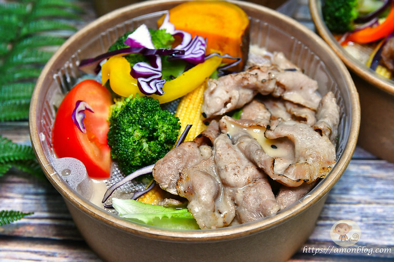 台中平價便當推薦,百元主食選擇多且可雙拼,配菜種類多超豐盛,覓蠶健康餐盒