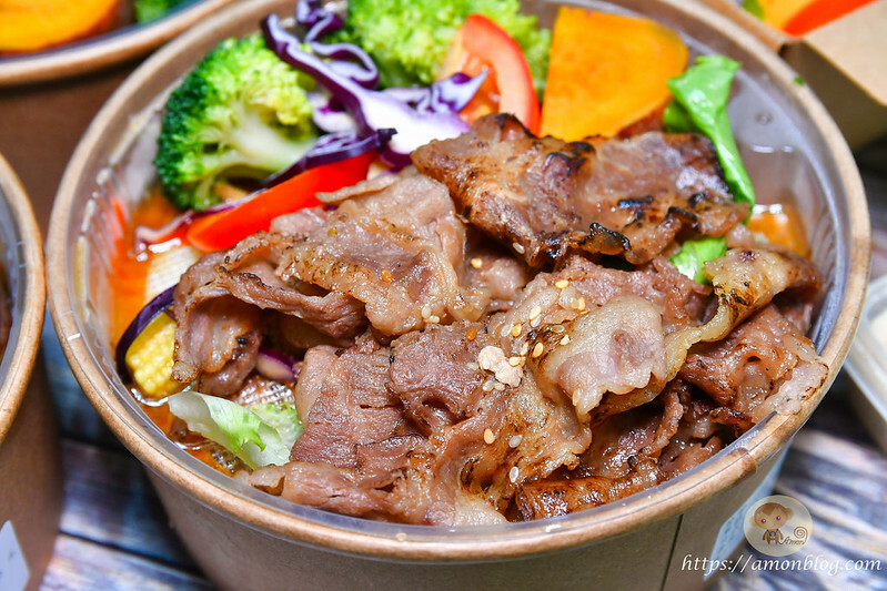 台中平價便當推薦,百元主食選擇多且可雙拼,配菜種類多超豐盛,覓蠶健康餐盒