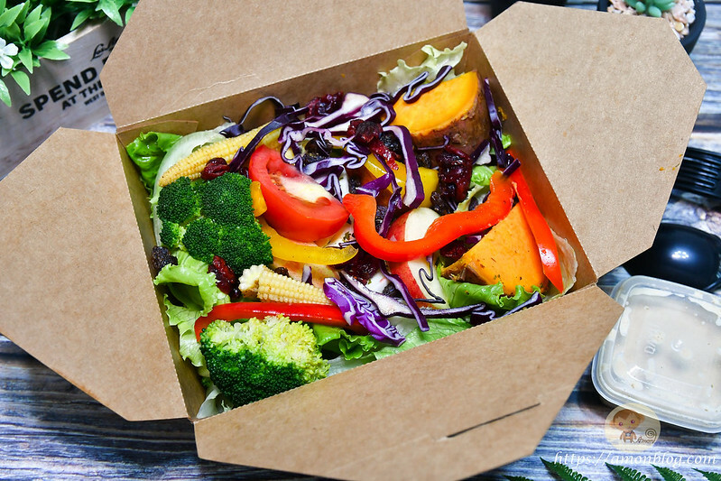 台中平價便當推薦,百元主食選擇多且可雙拼,配菜種類多超豐盛,覓蠶健康餐盒