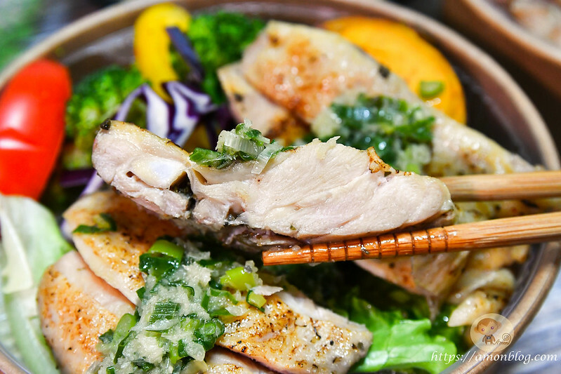 台中平價便當推薦,百元主食選擇多且可雙拼,配菜種類多超豐盛,覓蠶健康餐盒