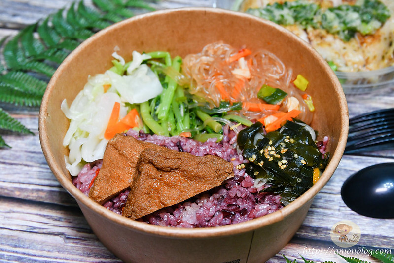 台中平價便當推薦,百元主食選擇多且可雙拼,配菜種類多超豐盛,覓蠶健康餐盒