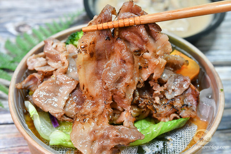 台中平價便當推薦,百元主食選擇多且可雙拼,配菜種類多超豐盛,覓蠶健康餐盒