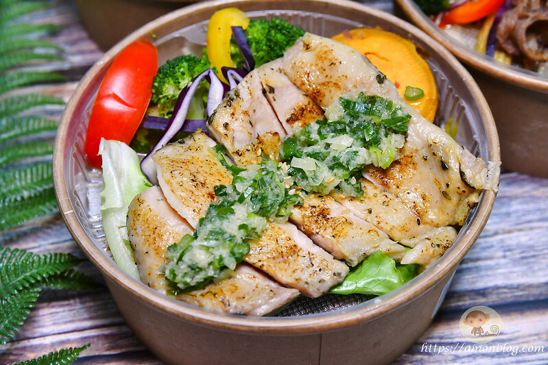 台中平價便當推薦,百元主食選擇多且可雙拼,配菜種類多超豐盛,覓蠶健康餐盒