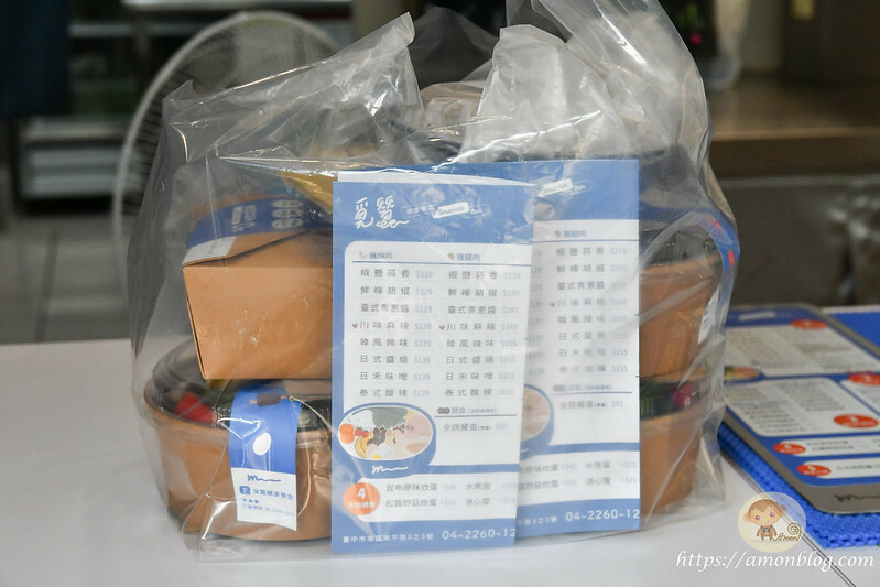 台中平價便當推薦,百元主食選擇多且可雙拼,配菜種類多超豐盛,覓蠶健康餐盒