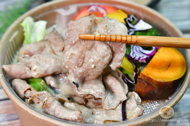 台中平價便當推薦,百元主食選擇多且可雙拼,配菜種類多超豐盛,覓蠶健康餐盒