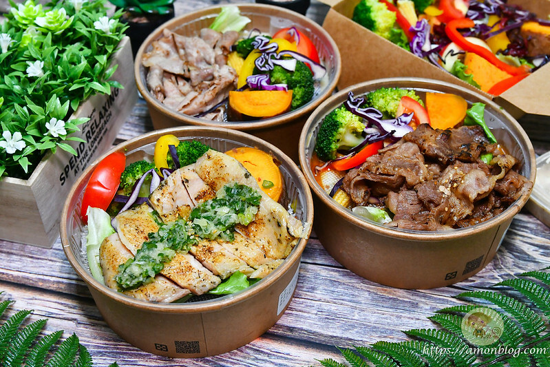 台中平價便當推薦,百元主食選擇多且可雙拼,配菜種類多超豐盛,覓蠶健康餐盒