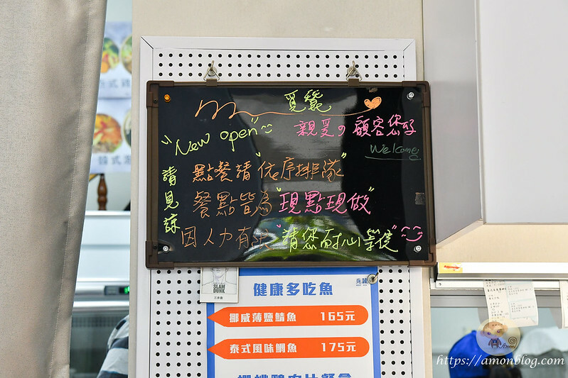 台中平價便當推薦,百元主食選擇多且可雙拼,配菜種類多超豐盛,覓蠶健康餐盒