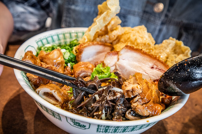 螺螄粉控必訪小螺波板橋店，份量大又美味，道地酸辣風味