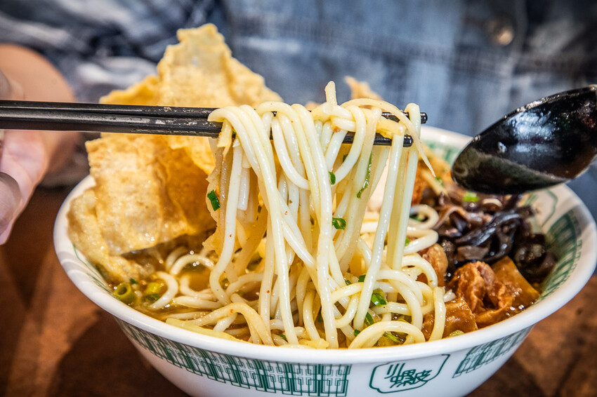 螺螄粉控必訪小螺波板橋店，份量大又美味，道地酸辣風味