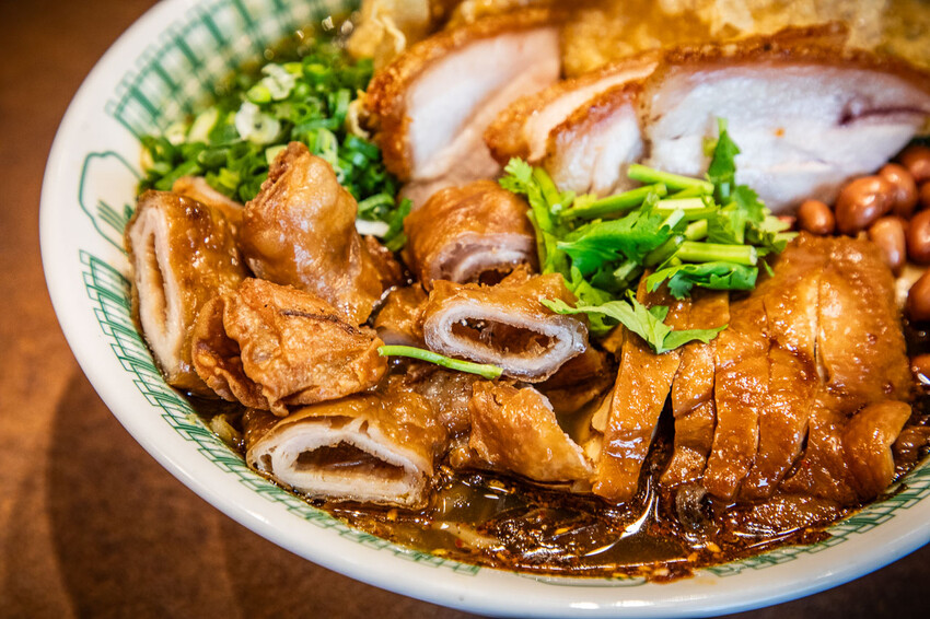 螺螄粉控必訪小螺波板橋店，份量大又美味，道地酸辣風味