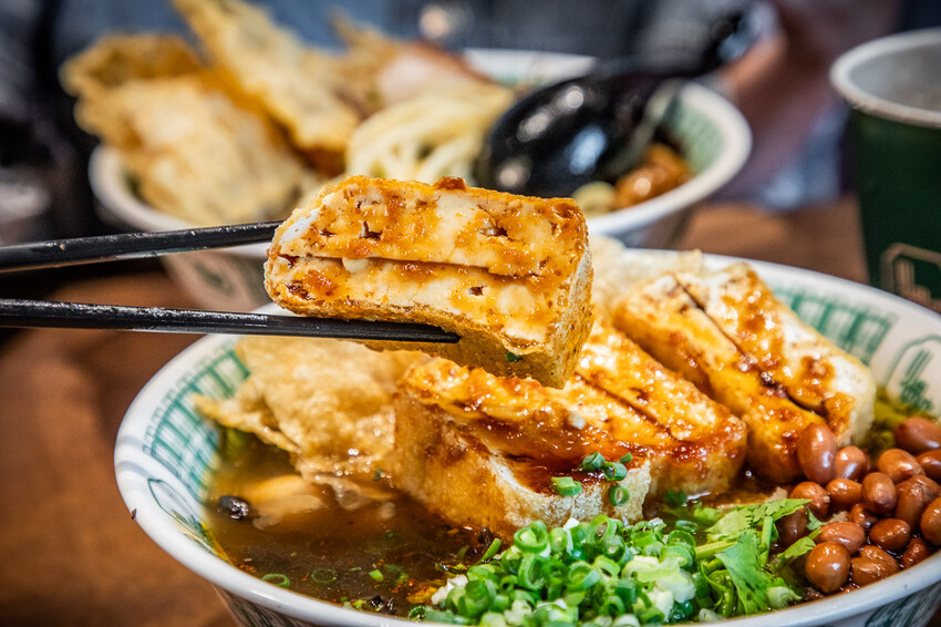 螺螄粉控必訪小螺波板橋店，份量大又美味，道地酸辣風味