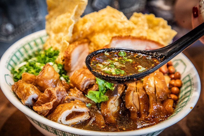 螺螄粉控必訪小螺波板橋店，份量大又美味，道地酸辣風味