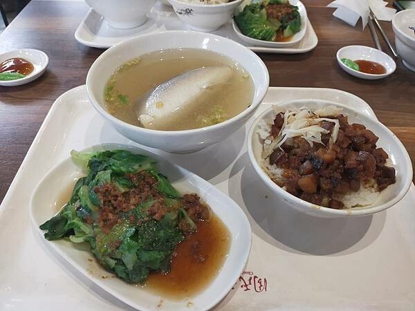 台中烏日周氏蝦捲~台鐵烏日店~台南人氣小吃~在烏日三鐵共構的