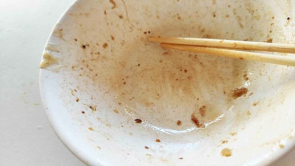 被網友評為第一名乾麵！無時無刻都要排隊才能吃到的無名路邊攤美食！沒有明顯的招牌和店名，卻有著無時無刻